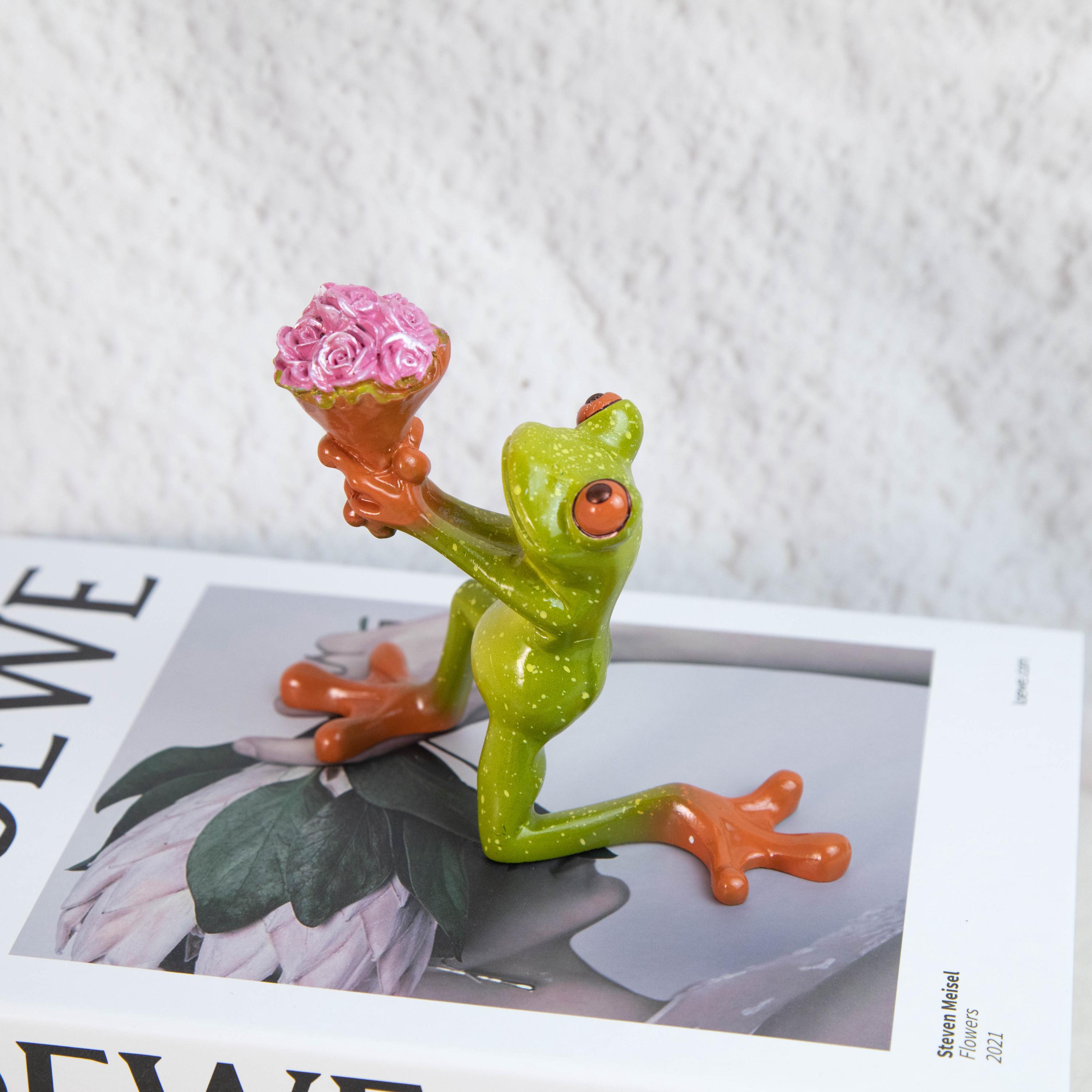 Frog with Bouquet Ornament - Romantic Resin Frog Figurine